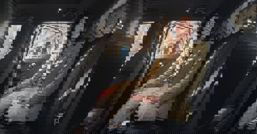 Femme assise sur la banquette arrière du BYD ATTO 2.